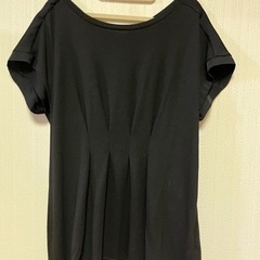 黒のカットソー