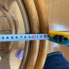 ガラスの丸テーブルの画像