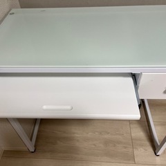 白いパソコンデスクの画像