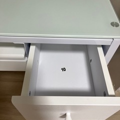 白いパソコンデスクの画像