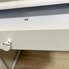 白いパソコンデスクの画像