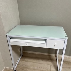 白いパソコンデスクの画像