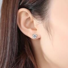 新品　CZダイヤモンド☆キュートフラワー＊ピアスの画像