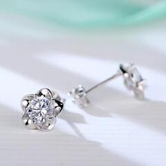 新品　CZダイヤモンド☆キュートフラワー＊ピアスの画像