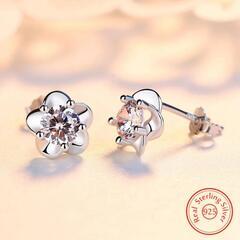 新品　CZダイヤモンド☆キュートフラワー＊ピアスの画像