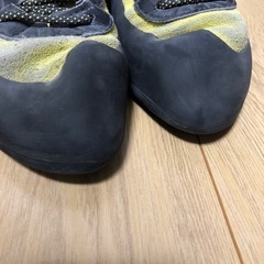 クライミング シューズとチョークバッグの画像