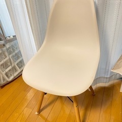 イームスチェア　白