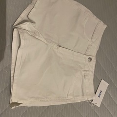h&m タク付きショートパンツ 白