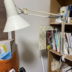 クラシカルなデスクライトの画像
