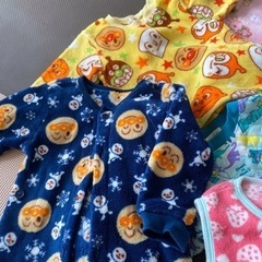 ベビー子供パジャマ5セットとベストの画像