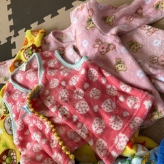 ベビー子供パジャマ5セットとベストの画像