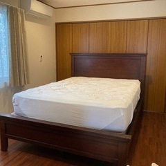 クィーンサイズベッド