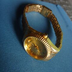 お下げ致しました！女性用腕時計！ゴールド側・クオーツ稼働！稼働致しています。の画像