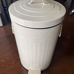 スチールラウンドペダルペール　ペダル式　ゴミ箱　　１２リットル