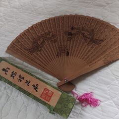 全国発送対応ご相談ください♪無料オマケ☆　木製透かし彫り扇子　白...