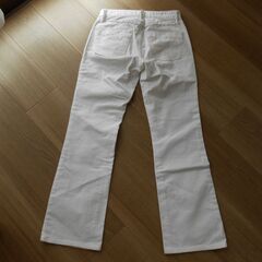 GAP、ブーツカット、ホワイトデニム。の画像