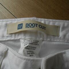 GAP、ブーツカット、ホワイトデニム。の画像