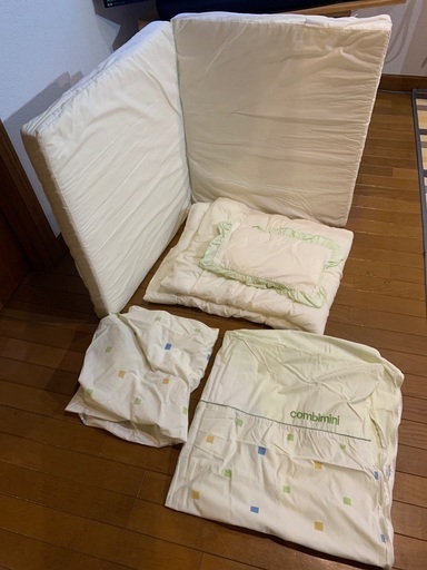 ベビーベッドと寝具、マットレス、カバーなど