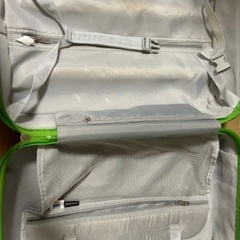 キャリーケース緑の画像