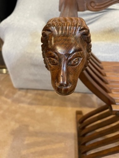 アジアチック　木の椅子　獣彫刻入り