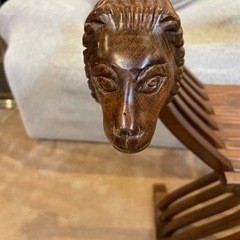 アジアチック　木の椅子　獣彫刻入りの画像