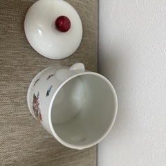 花柄の陶器のトイレブラシ入れとサニタリー入れの画像