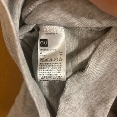 GU グレー 薄手パーカーの画像