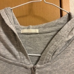 GU グレー 薄手パーカーの画像