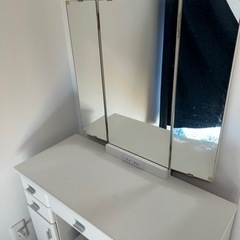 ホワイトドレッサーの画像