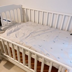 ベビーベッド　白の画像