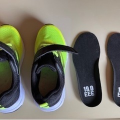 スニーカー　19センチ