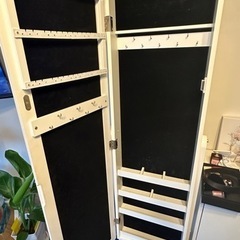 ジュエリー収納ミラーの画像