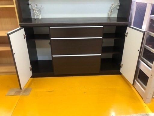 【リサイクルサービス八光】幅141㎝　松田家具　ダークブラウン　2口コンセント付大型食器棚