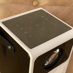 【底値】新品未使用　スクエア型　小型プロジェクター　オートフォーカス　フルハイビジョン　Android9.0搭載　Netflix U-NEXT YouTube Amazonビデオの画像