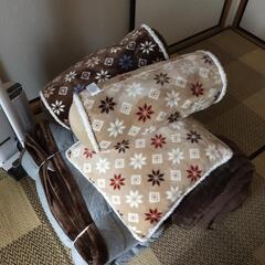 長方形コタツ用敷き掛け布団と、揃い柄のクッション