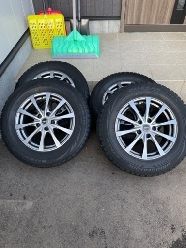 215/65/16スタッドレスタイヤ　トヨタ　アルファード