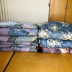 綿敷布団×3枚&厚手羽毛布団・アクリル毛布×2 枚