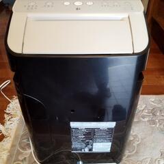 　　ダイキン　加湿空気清浄機 DAIKIN ACK70M-W(T) 空気清浄機 【色】 BROWN 【機能】加湿機能、空気清浄、自動運転 【適用床面積】 〜30畳(空気清浄)、〜17畳(加湿空　　　　　　　　 気清浄：プレハブ住宅洋室) 【風量】: 6.1−7.0 リッポウM/M 【外形寸法】幅95 × 高さ610 × 奥行287 mm 【重さ】12.5kg 【商品特徴】 ①光速ストリーマー及び電気集塵技術搭載