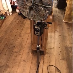 レトロなインターフォルム　扇風機