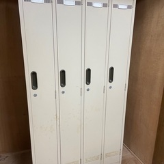 スチールロッカーとカルテ棚