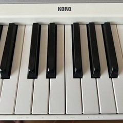 【ほぼ未使用】KORG 電子ピアノ B1 WH 88鍵 ホワイト 専用スタンド&楽譜置き付きの画像