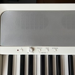 【ほぼ未使用】KORG 電子ピアノ B1 WH 88鍵 ホワイト 専用スタンド&楽譜置き付きの画像
