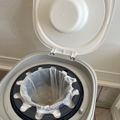 コンビcombiのオムツポット&カートリッジセットの画像