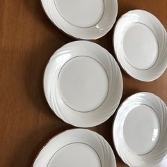 【未使用・再々値下げ】ゴールドライン入り　白いケーキ皿　５枚セットの画像