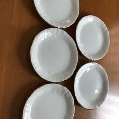 【未使用・再々値下げ】縁ゴールド、浮模様入り　白いケーキ皿　５枚セットの画像
