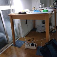 椅子2つとテーブル一つの画像