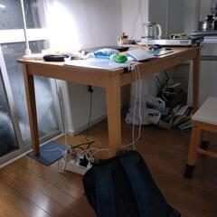 椅子2つとテーブル一つの画像