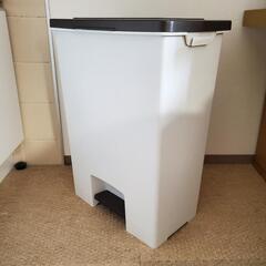 フタ付きごみ箱 フットペダル式