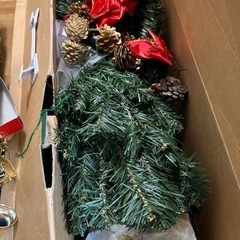 クリスマスツリー本体、写真のオーナメント全ておつけしますの画像