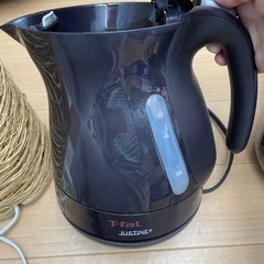 電気ポット、ニトリテーブルライトの画像